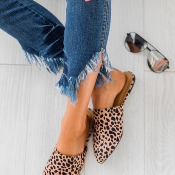 NWT Pink Lily medium wash distressed crop jeans - Picture 3 of 3